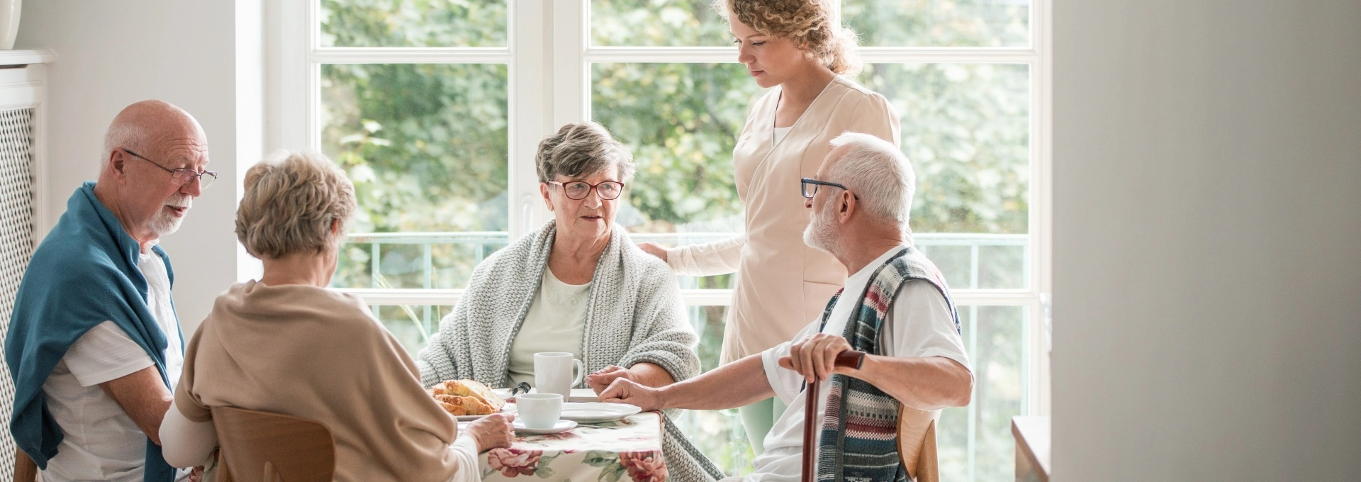quels-sont-les-services-inclus-dans-une-residence-seniors